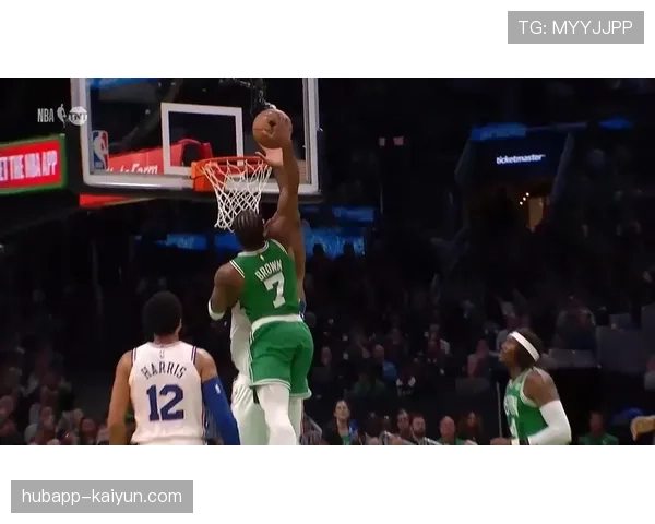 特写：塔图姆在恩比德头顶完成隔扣后，凯尔特人替补席的沸腾反应