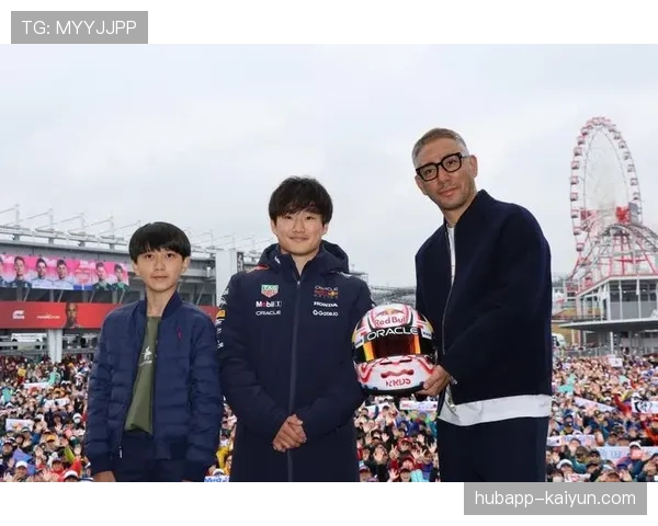 F1车手角田裕毅在摩纳哥站首次登台，雨中拥抱工程师